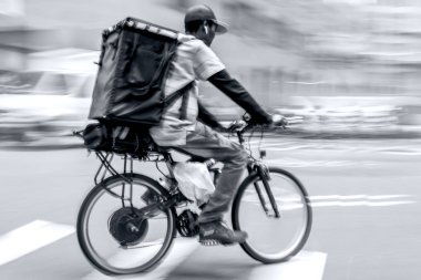 Trafikte bisiklet üzerinde şehir karayolunda hareket Teslimde bulanıklık