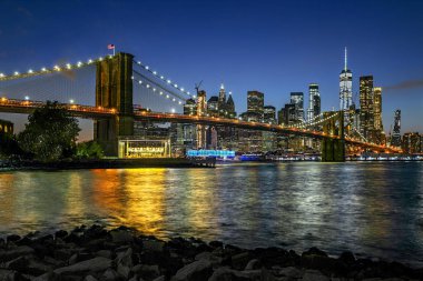 Panoramik manzara New York şehir merkezi Manhattan gökdelenleri ve Brooklyn Köprüsü ile gökyüzü