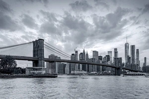 Панорамный Вид Центр Манхэттена Вечером Небоскребами Бруклинским Мостом — стоковое фото