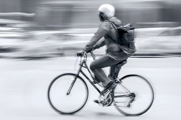 都市道路モーションのトラフィックで自転車で配達のぼかし — ストック写真