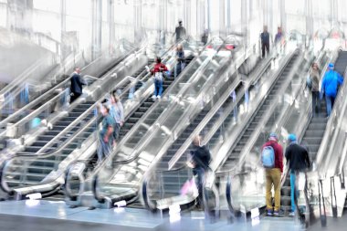 insanlar üzerinde hareketli yürüyen merdiven Hareket Bulanıklığı