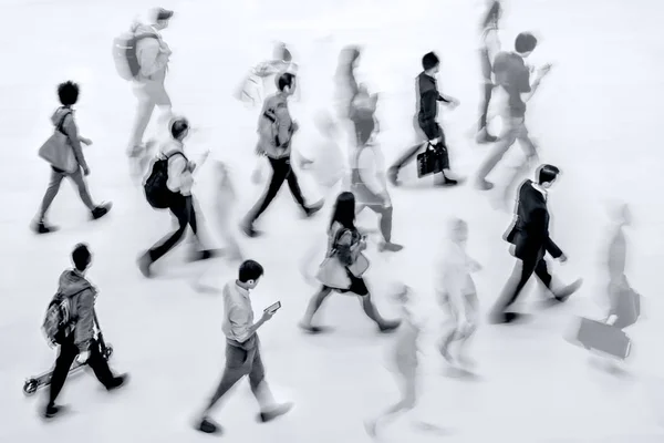 Grupo de personas en el centro de negocios vestíbulo en azul monocromo — Foto de Stock