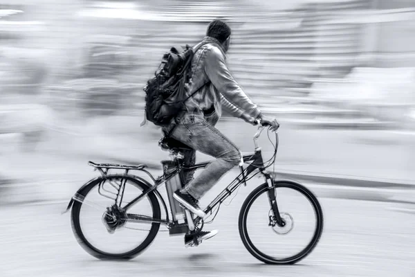 Transporte ecológico alternativo limpo em tonali azul monocromático — Fotografia de Stock