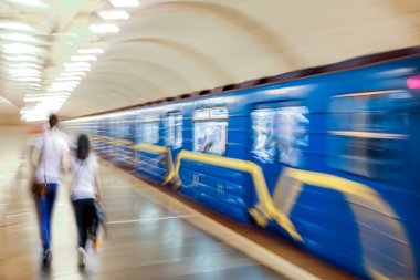 Metrodaki insanlar.