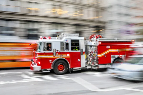 Vrachtwagens en brandweerlieden brandweer in de stad — Stockfoto