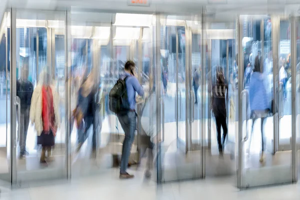 Skupina lidí v centru obchodní haly — Stock fotografie