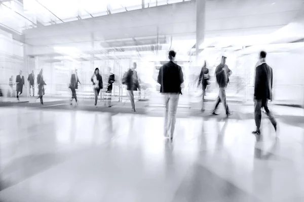 Gruppe von Menschen in der Lobby Business Center in monochromblau — Stockfoto