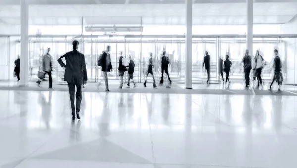 A lobby business centerben, fekete-fehér kék emberek csoportja — Stock Fotó