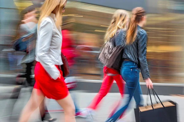 Bezoek de winkels in de stad — Stockfoto