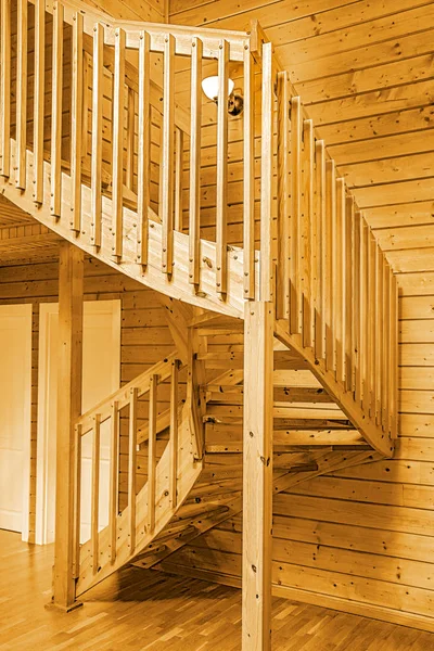 Escalier en colimaçon intérieur en bois — Photo