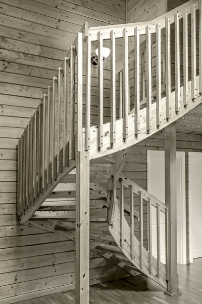 Escalier en colimaçon intérieur en bois dans une tonalité jaune monochrome — Photo