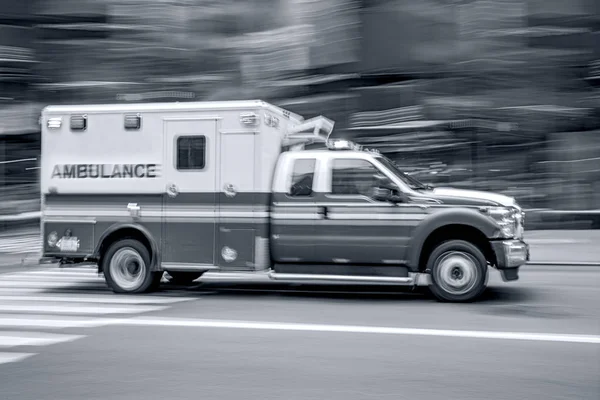 Ambulância em carro de emergência em tonalidade azul monocromática — Fotografia de Stock