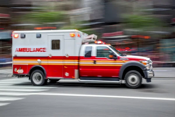 Ambulanza sull'auto di emergenza — Foto Stock