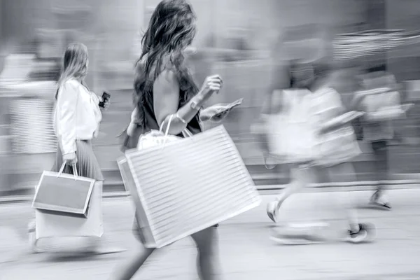 Visitar las tiendas de la ciudad en tonalidad azul monocromo —  Fotos de Stock