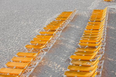 kumlu sahilde şezlong