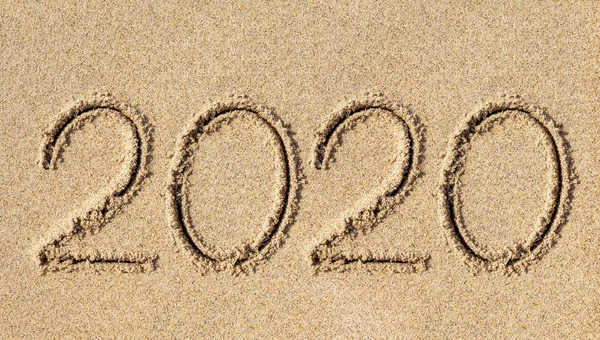 2020 år skrivet på stranden sand — Stockfoto