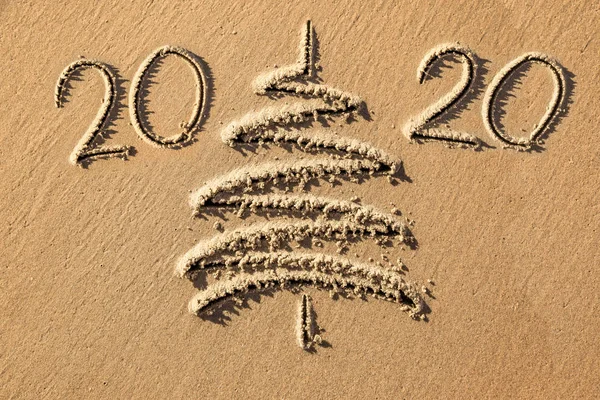 2020 roku napsaných na pláži písek — Stock fotografie