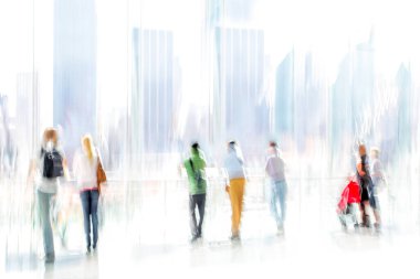 Bulanık bir geçmişi olan modern bir iş merkezinin lobisindeki insanların soyut görüntüleri.