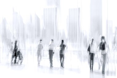 Bulanık bir geçmişi olan modern bir iş merkezinin lobisindeki insanların soyut görüntüleri.