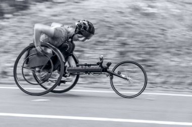 Tek renkli mavi tonda stadyumda hareket halindeki tekerlekli sandalye bulanıklığı