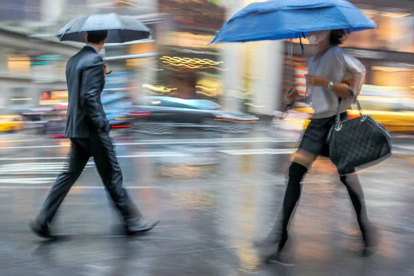 Adamları Yağmurlu Bir Günde Sokaklarda Maske Takıp Yürüyorlar — Stok fotoğraf