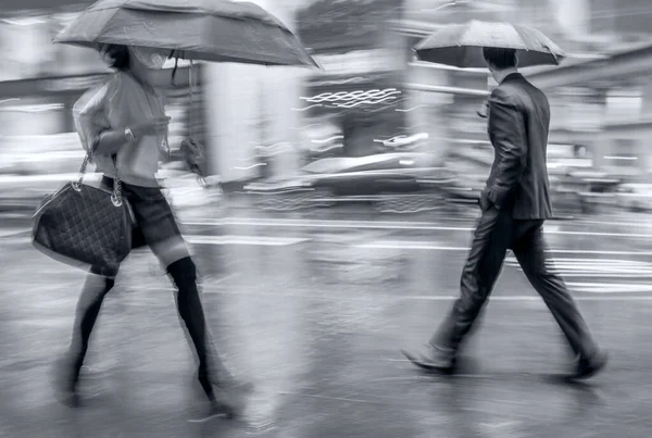 Uomini Affari Che Camminano Strada Con Maschere Mediche Giorno Pioggia — Foto Stock