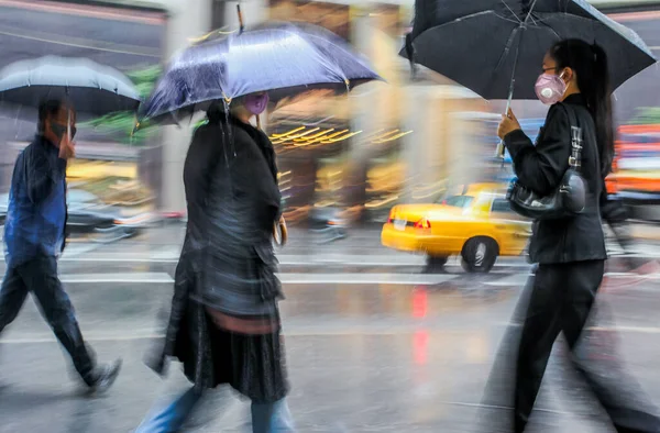 Obchodníci Procházky Ulici Lékařských Maskách Deštivý Den Pohybu Rozmazání — Stock fotografie