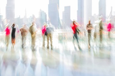 Bulanık bir geçmişi olan modern bir iş merkezinin lobisindeki insanların soyut görüntüleri.