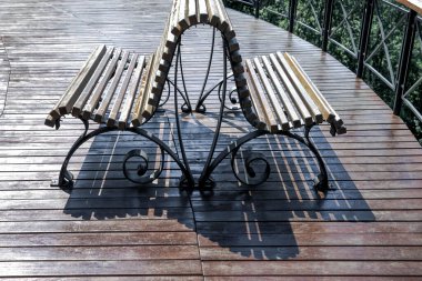 Parktaki metal banklar