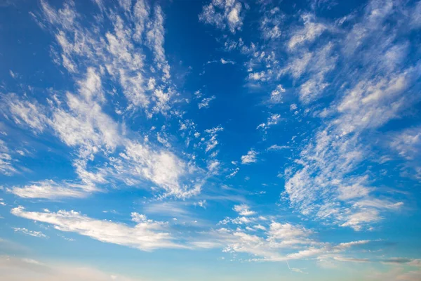 Blauwe Lucht Met Dynamische Wolken Achtergrond — Stockfoto