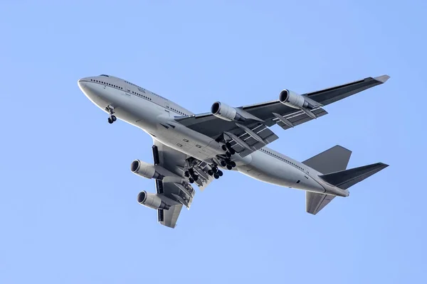 Enorme Vliegtuig Opstijgen Een Blauwe Lucht Closeup — Stockfoto