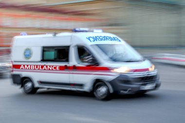 Ambulans hareket hâlinde.