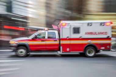 Ambulans hareket hâlinde.