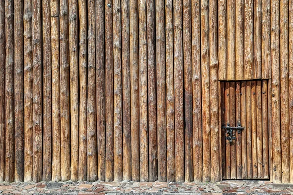 ドア付きの高い古い要塞の丸太柵 — ストック写真