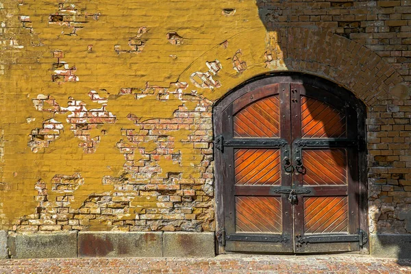 Hintergrund Alter Gelber Backsteinmauer Und Massiver Tür — Stockfoto