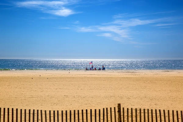 Group People American Flag Ocean — Stock Photo, Image