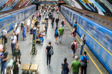 bulanık arkaplanda hareket eden metro treni ve yolcular