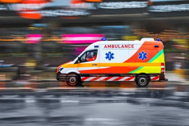 Ambulans hareket hâlinde.