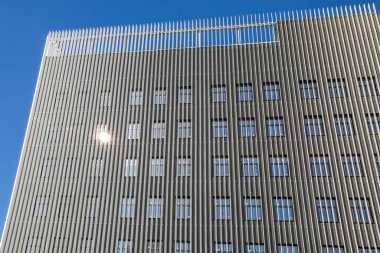 Ofis binasının ön cephesinde güneş panjurları