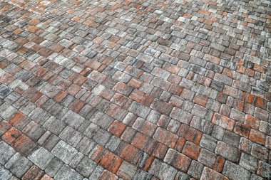 Dairesel desenli taş bloklarla döşenmiş alan