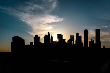 Panoramik manzara New York City Manhattan şehir merkezi gökdelenlerle dolu gece gökyüzü