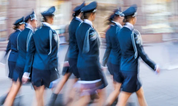 在城市街道上穿着警卫制服的一群女孩 — 图库照片