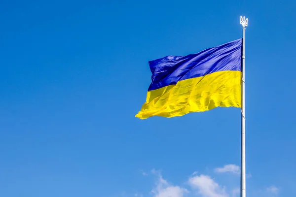 Ukrainska Flagga Fladdrar Vinden Mot Blå Himmel — Stockfoto
