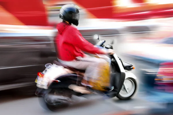 시내에서 오토바이를 다니는 활동적 사람들의 움직임은 흐릿하다 — 스톡 사진