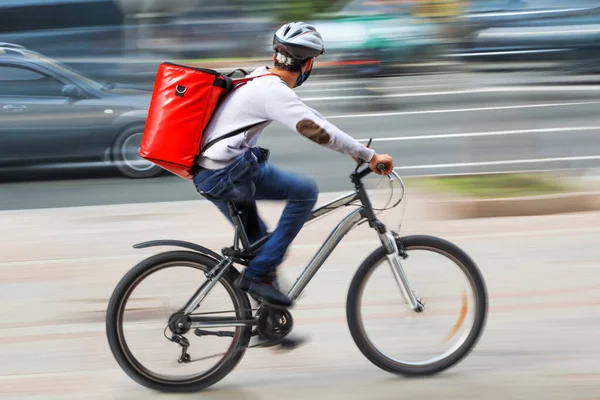 Gemaskerde Zakenmensen Een Stadsbezorging Fiets Het Verkeer Weg Van Stad — Stockfoto