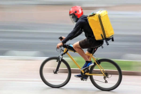 Pessoas Negócios Mascarados Uma Entrega Cidade Bicicleta Trânsito Estrada Cidade — Fotografia de Stock