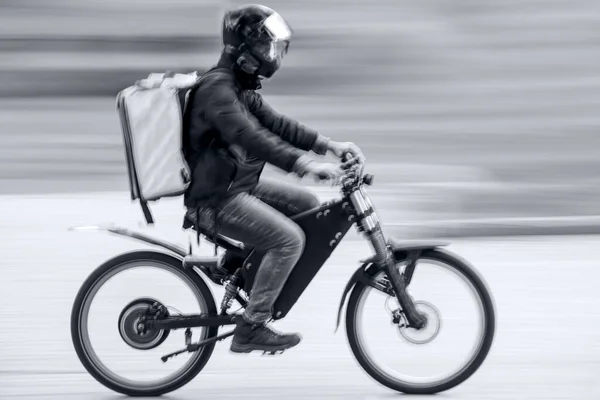 Gemaskerde Zakenmensen Een Stadsbezorging Fiets Het Verkeer Weg Van Stad — Stockfoto