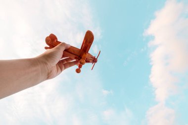 Oyuncak uçak el - esin seyahat ve rüyalar. Vintage renk filtre efekti.