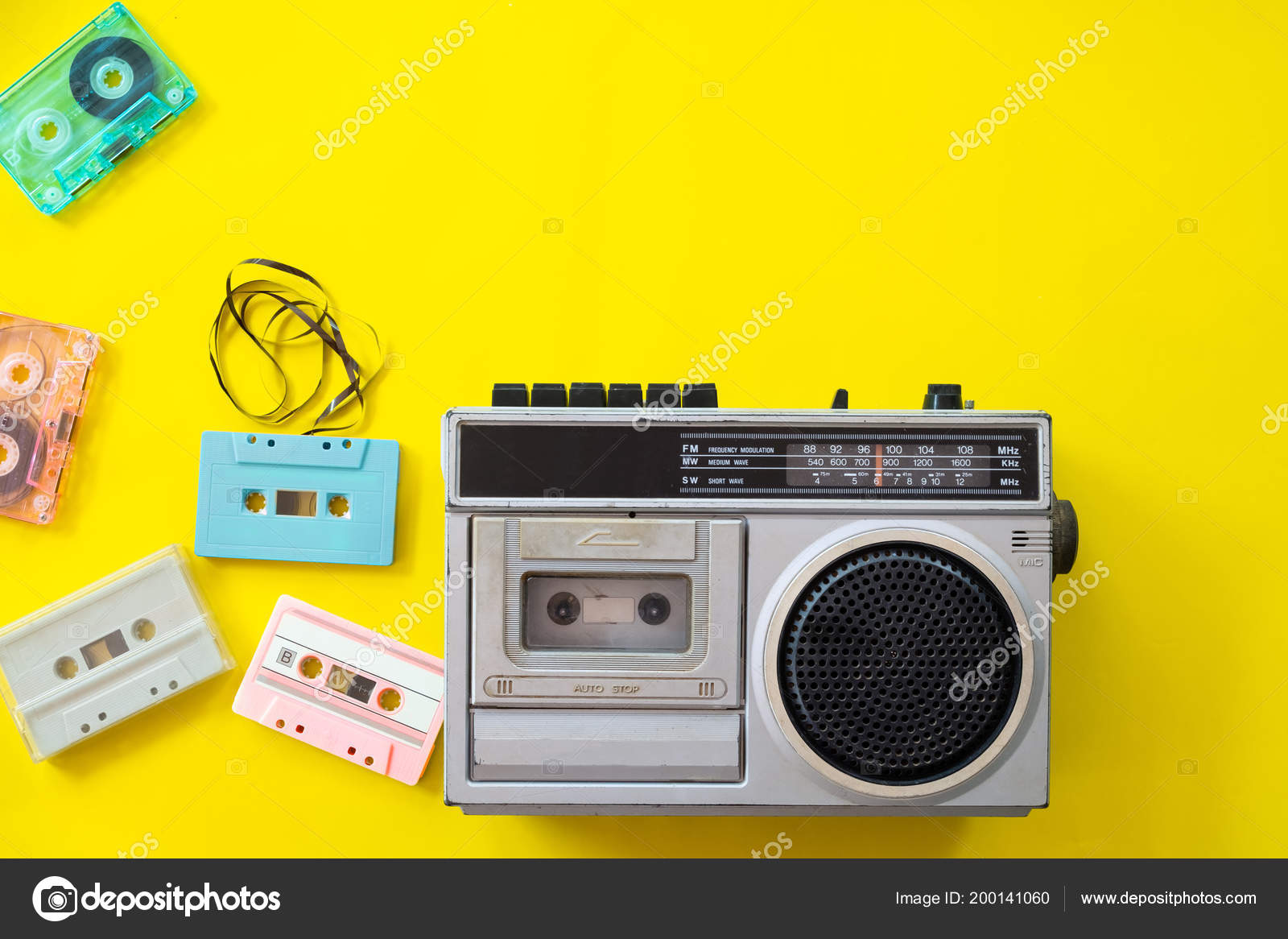 Radio Vintage Reproductor Cassette Sobre Fondo Amarillo Plano