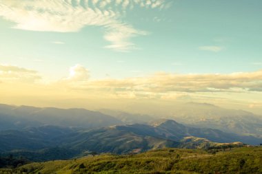 Güzel misty yaz dağ manzarası. Vintage filtre efekti.